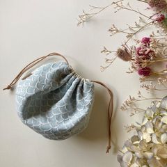 新品 ミナペルホネン④バッジ付き巾着バッグレザーハンドル ミニバッグ