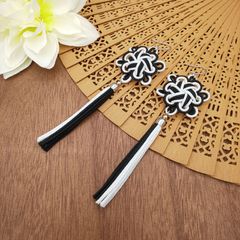 【受注制作】八重菊結びのタッセルピアス・イヤリング（黒・ブラック×白・ホワイト） 和風 中華風 チャイナ 中国結び 飾り結び 組紐