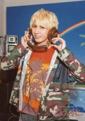 【中古】生写真(ジャニーズ) ジャニーズWEST/藤井流星/上半身・衣装オレンジ.緑.茶・迷彩柄・両手ヘッドフォン・体左向き/「ジャニーズWEST LIVE TOUR 2017 なうぇすと」オリジナルフォトセット