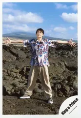 【中古】生写真(ジャニーズ) King ＆ Prince/岸優太/全身・衣装黒.青・両手広げ・岩・空/岸 優太 海外(ハワイ)オフショット/公式生写真