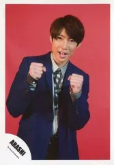 【中古】生写真(ジャニーズ) 嵐/相葉雅紀/膝上・ジャケット青・シャツ黒グレー・両手グー・口開き・背景赤/「復活LOVE」PV＆ジャケ写撮影オフショット/公式生写真