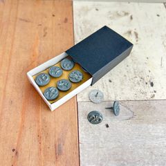 473・R-1875　 Numbering Tacks　 white brass　8個セット 　ヴィンテージ　アンティーク　サビ　インダストリアル　刻印　蚤の市　ナンバー　数字　アメリカ雑貨　画鋲　ピン　インテリア　アメカジ　釘　古いもの