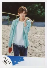 【中古】生写真(ジャニーズ) ジャニーズWEST/小瀧望/膝上・シャツ水色・インナー白・右手ラケット・左手グー・目線右・卓球台・砂浜/『人生は素晴らしい』PV＆ジャケ写撮影/公式生写真