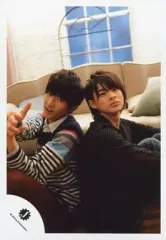 【中古】生写真(ジャニーズ) 関西ジャニーズJr./向井康二・平野紫耀/座り・背中合わせ・ボーダー柄衣装・赤・黒・指3本前・後ろソファ/公式生写真
