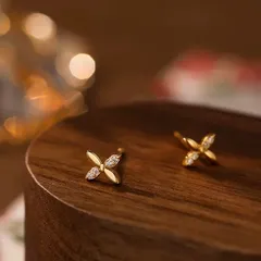 668 可憐なフラワーピアス 華やか かわいい　シンプル　小ぶり　小さめ　小さい