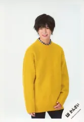 【中古】生写真(ジャニーズ) Lil かんさい/岡崎彪太郎/膝上・衣装黄色・体右向き・目線左・歯見せ・背景白/「関ジュ 夢の関西アイランド 2020 in 京セラドーム大阪 ～遊びにおいでや!満足 100%～」グッズオフショット/公式生写真