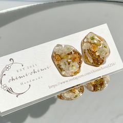 ふわっとかすみ草とパールのイヤリング/オレンジ