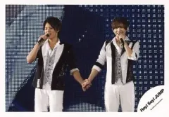 【中古】生写真(ジャニーズ) Hey! Say! JUMP/岡本圭人・山田涼介/ライブフォト・横型・膝上・衣装白黒銀・手繋ぎ/公式生写真