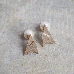 Ouca（ウーサ）ピアス／独創的でしなやかなフォルムにこだわったピアスコレクション/トライアングルモチーフ×パールキャッチ