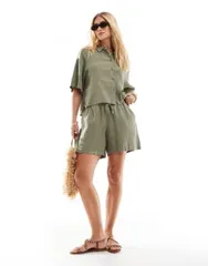 【送料無料】 ヴェロモーダ レディース ハーフパンツ・ショーツ ボトムス Vero Moda linen touch tie waist shorts in khaki green - part of a set Kalamata