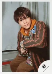 【中古】生写真(ジャニーズ) 7 MEN 侍/佐々木大光/膝上・座り・衣装黒・赤・茶色・左向き・左手曲げ・首傾げ・口閉じ/「Johnnys’ ISLAND」グッズオフショット/公式生写真