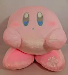 ほわほわ雪の「カービィ」BIGぬいぐるみが可愛い！足元のマーク
