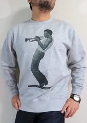 JAZZ マイルス・デイヴィスのトレーナー【土日も発送・送料無料】（サイズ：M 、L 、XL 、２XL ）Miles Davis 長袖スウェット　ジャズミュージシャンのトレーナー　ジャズトランペット　スウェット　マイルス・トレーナー　長袖【ラッピング無料】