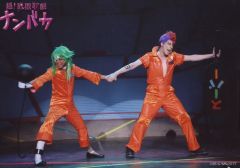 '[중고] 생사진(남성) 야스카와 준헤이(니코)·시오사키 아일(록)/라이브 포토·가로형·전신·의상 오렌지·손잡이·다리 펼치기·야스카와 오른손 철구·캐릭터 샷/DVD[초!탈옥 가극[남바카]] 회장 예약 특전 브로마이드