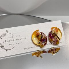 押し花とドライフラワーの個性派ピアス