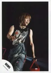 【中古】生写真(ジャニーズ) NEWS/増田貴久/ライブフォト・膝上・衣装黒・オーバーオール・目線右・口開け・左手マイク/公式生写真