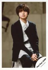 【中古】生写真(ジャニーズ) Hey! Say! JUMP/伊野尾慧/膝上・衣装黒・白・座り・両手組み・目線左/DVDシングル「愛だけがすべて -What do you want?-」MV＆ジャケ写オフショット/公式生写真