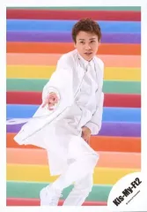 【中古】生写真(ジャニーズ) Kis-My-Ft2/二階堂高嗣/全身(足見切れ)・衣装白・右手上げ・左手腰・体右向き・右足曲げ・背景レインボー/シングル「君、僕。」MV＆ジャケ写オフショット/公式生写真 