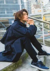 【中古】生写真(男性) 立石俊樹/全身・座り・衣装紺・両手組み・親指顎・目線上・体右向き・階段・屋外/「JUNON 2019年2月号×コンビニプリント」生ブロマイド