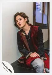 【中古】生写真(ジャニーズ) Hey! Say! JUMP/岡本圭人/膝上・座り・衣装赤・黒・壁に寄りかかり/「Fantastic Time」PV＆ジャケ写撮影/公式生写真