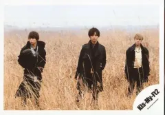 【中古】生写真(ジャニーズ) Kis-My-Ft2/集合(3人)/横型・膝上・中央藤ケ谷・藤ケ谷が左手ポケット・ススキ/17夏 コンサートパンフ＆グッツ撮影オフショット/公式生写真