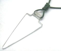 矢じり型クリスタルのペンダントトップ　当商品に皮ひもはついていません