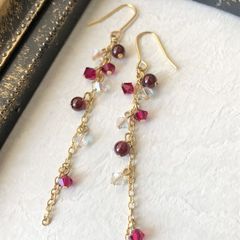 天然石とスワロフスキーのロングピアス【ガーネット】［M-163P］のサムネイル