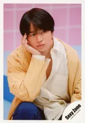 【中古】生写真(ジャニーズ) Sexy Zone/菊池風磨/膝上・衣装黄色.白・右手頬・目線右・背景ピンク/「Sexy Zone POP×STEP!? TOUR 2020」グッズオフショット/公式生写真