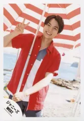 【中古】生写真(ジャニーズ) ジャニーズWEST/重岡大毅/膝上・シャツ赤・インナーグレー白・右手ピース・左手ポール・パラソル・体斜め・背景海/『人生は素晴らしい』PV＆ジャケ写撮影/公式生写真