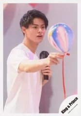【中古】生写真(ジャニーズ) King ＆ Prince/平野紫耀/上半身・衣装白・右手風船・体右向き・口開け/アルバム「L＆」MV＆ジャケ写オフショット/公式生写真