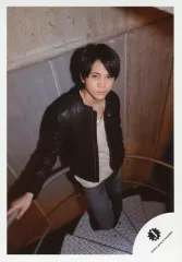 【中古】生写真(ジャニーズ) 7 MEN 侍/佐々木大光/全身・階段・衣装黒・白・グレー・右手手すり・右向き・顔見上げ/「DREAM BOYS」グッズオフショット/公式生写真