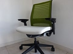 Steelcase社 スチールケース（アメリカ）（ＮＥＷ）ＴＨＩＮＫチェア　グリーン系メッシュ　シンクチェア