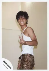 【中古】生写真(ジャニーズ) 関ジャニ∞/錦戸亮/膝上・タンクトップ白・左手ピース・体横向き・笑顔/公式生写真