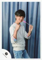 【中古】生写真(ジャニーズ) 関西ジャニーズJr./高橋恭平/膝上・衣装白・ピンク青チェック柄・右手グー・左手キャンディ・体右向き・背景カーテン青/16春「春休みスペシャルShow 2016」グッズ撮影オフショット/公式生写真
