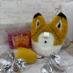 パンチニードル　缶バッジ飾り　（キツネ）（しっぽ付き）#A013