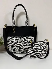 【裁縫ストア・ボヌール】大人かわいい　ゼブラ柄　デニム生地／黒色　丸底トートバック　ポーチ　ポケットいっぱい　ショルダーバッグ　ハンドバッグ　ハンドメイド　ショルダーストラップ付き　ゴージャス / №500-288