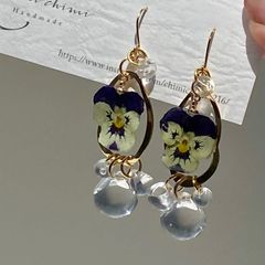 ビオラと鈴丸ビーズのピアス