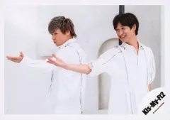 【中古】生写真(ジャニーズ) Kis-My-Ft2/宮田俊哉・千賀健永/横型・膝上・衣装白・千賀左手上げ・宮田右手上げ・背景白/シングル「君、僕。」MV＆ジャケ写オフショット/公式生写真 