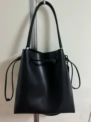 CHARLES & KEITH(チャールズアンドキース) ドローストリングバッグ ホーボーバッグ