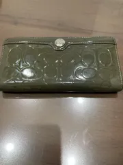 【中古】コーチの女性用シグネチャー模様型押しのダークグレー（カーキ色）エナメル素材ラウンドファスナー長財布