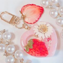 ☆しじみ支援品☆琉球ガラス・子狐・スイーツ・ジュース・苺・キーホルダー・チャーム 2個】水入り いちご シェーカー キラキラ チャーム 苺 ゆめかわ カン