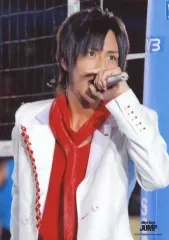 【中古】生写真(ジャニーズ) Hey! Say! JUMP/八乙女光/ライブフォト・上半身・衣装白赤・左手マイク・目線右・枠無し/公式生写真