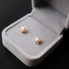 K18 金 オパールと花の形 スタッドピアス 未使用 これ以上下げません