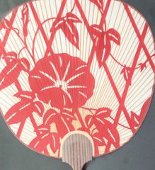 【新品】杉柄　切り絵の都うちわ・垣根朝顔（赤）うちわ立て（黒台紙付）　日本製