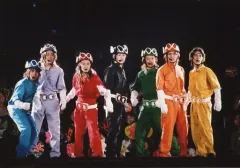 【中古】生写真(ジャニーズ) 関ジャニ∞/集合(7人)/ライブフォト・横型・全身・エイトレンジャー衣装・目線右・後ろ観客/公式生写真