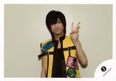 【中古】生写真(ジャニーズ) ジャニーズJr./安井謙太郎/横型・上半身・衣装黄・袖無し・左手ピース・背景グレー/公式生写真
