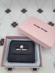 極美品✨ミュウミュウ　財布　黒　ミニ財布　小銭入れ付き　レディース用　超人気　新品　Miumiu