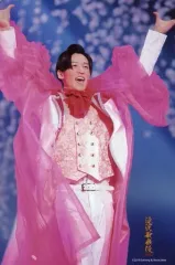 【中古】生写真(ジャニーズ) Snow Man/目黒蓮/ライブフォト・膝上・衣装白・ピンク・右向き・両手上げ・口開け・2Lサイズ/「滝沢歌舞伎ZERO」ステージフォト第2弾