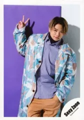 【中古】生写真(ジャニーズ) Sexy Zone/菊池風磨/膝上・衣装紫・白・青・茶色・右手ピース・左手ポケット・背景紫白/「Sexy Zone LIVE TOUR 2019 PAGES」グッズオフショット/公式生写真 