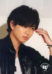 【中古】生写真(ジャニーズ) NEWS/加藤シゲアキ/バストアップ・衣装黒・白・左手頭・筆持ち・目線右/「NEWS LIVE TOUR 2015 White」公式生写真